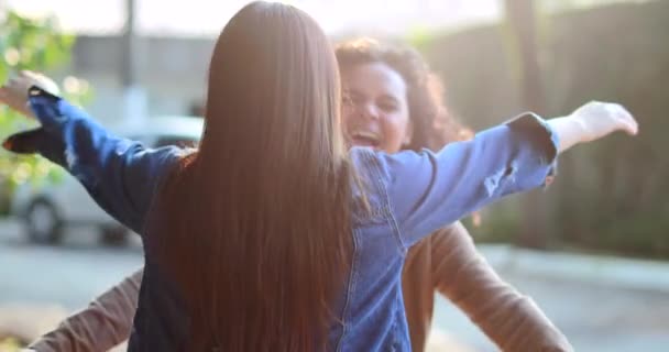 Réunion Deux Amis Embrasser Embrasser Extérieur Dans Parc Lumière Soleil — Video