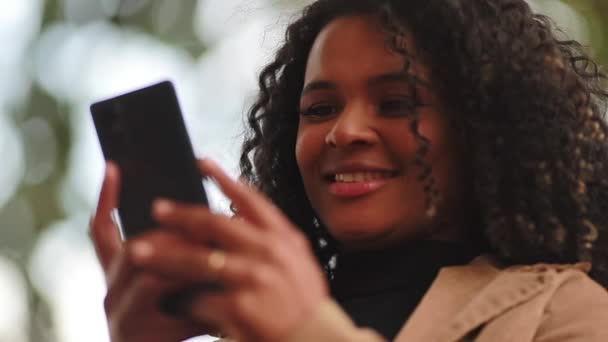 Brésilien Fille Gros Plan Visage Regardant Appareil Téléphone Portable — Video