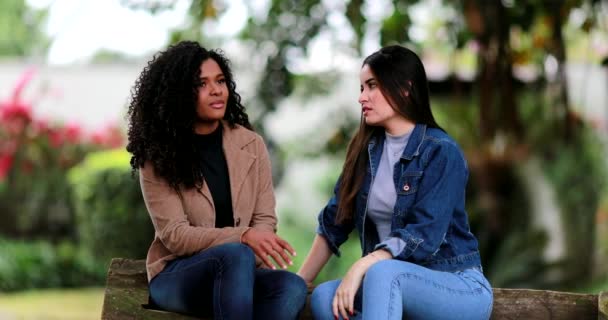 两个年轻女人在公园外面聊天 — 图库视频影像