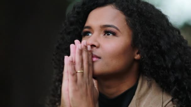 Mulher Negra Face Orando Deus Menina Brasileira Esperançosa — Vídeo de Stock