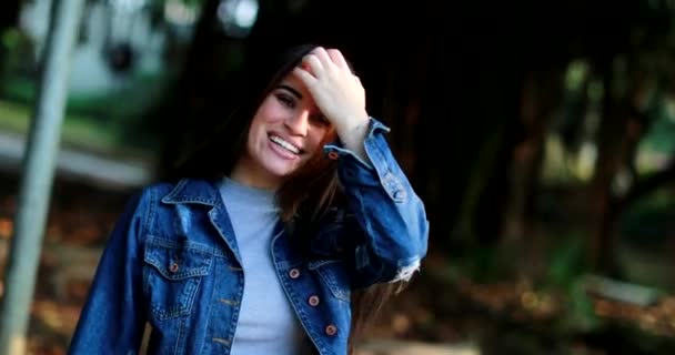 Щаслива Молода Жінка Посміхається Портрет Вулиці Парку — стокове відео