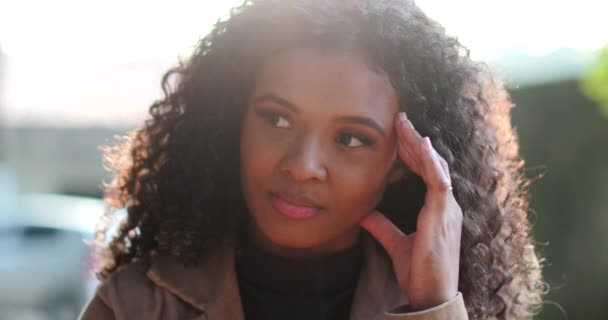 Nervöse Besorgte Junge Schwarze Frau Die Draußen Steht Zappelt Mit — Stockvideo