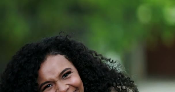 Молода Жінка Спонтанно Сміється Посміхається Африканська Бразильська Етнічна Приналежність — стокове відео