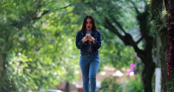 Menina Feliz Recebendo Boas Notícias Mensagem Começa Dançar Celebração Fora — Vídeo de Stock