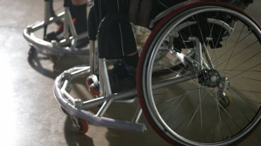 Tekerlekli sandalyedeki iki özürlü basketbolcu el ele tutuştular.