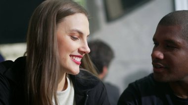 Çeşitli çiftler kahve dükkanında oturmuş konuşmaları dinliyorlardı. Lokantada iki kişi.