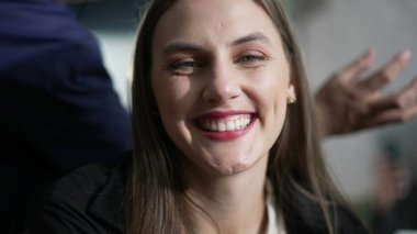 Kameraya gülümseyen genç bir kadının portresi. Kapanış kızı yüzü