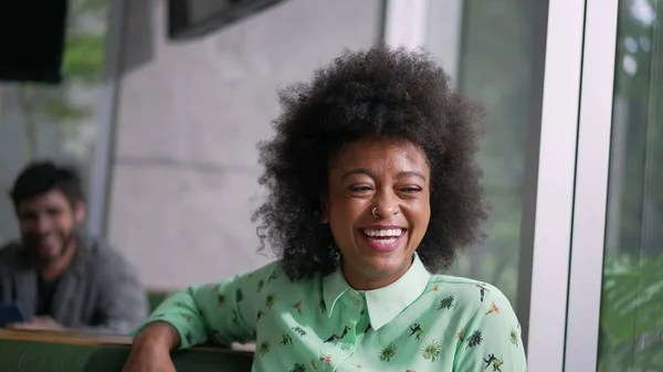 Egy Fiatal Fekete Nevet Mosolyog Egy Boldog Afro Amerikai Lány — Stock Fotó