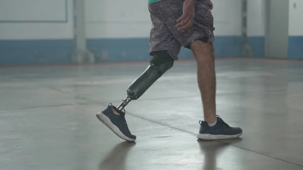 Disabled Person Walking His Prosthetic Leg Indoors Amputee Man Walks — Stock Photo, Image