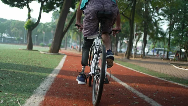 Людина Обмеженими Можливостями Їде Велосипеді Використовуючи Протез Відкритому Повітрі — стокове фото