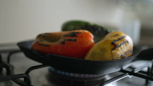 Обжаривание Овощей Внутри Кастрюли Кухне Жареный Красный Желтый Зеленый Перец — стоковое фото