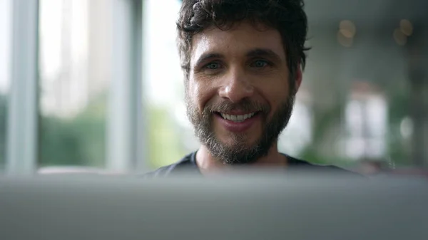 Mutlu Adam Bilgisayar Ekranına Bakarak Yüzünü Kapatıyor Nternette Gezinen Kişi — Stok fotoğraf