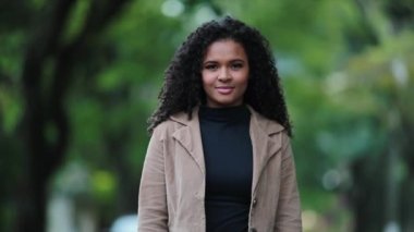 Brezilyalı siyahi kız. Genç kadın portresi dışarıda duruyor.