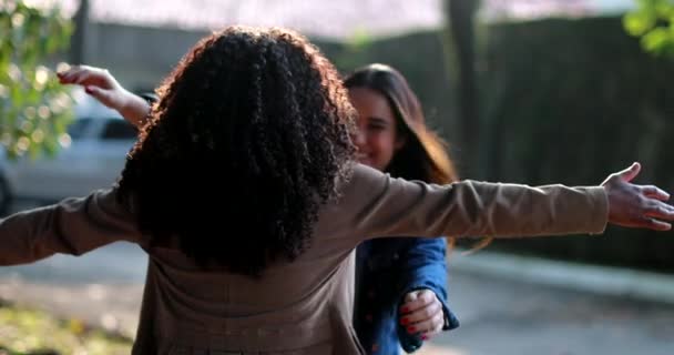 Glückliches Wiedersehen Zwei Freundinnen Umarmen Sich Glücklich Einander Wiederzusehen Zwei — Stockvideo
