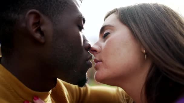 若い異人種間のカップルが外でキス 黒男とともにホワイトガールフレンドキス 多様性の概念 — ストック動画