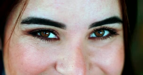 若い女性の目のカメラを見て マクロなクローズアップ顔 — ストック動画