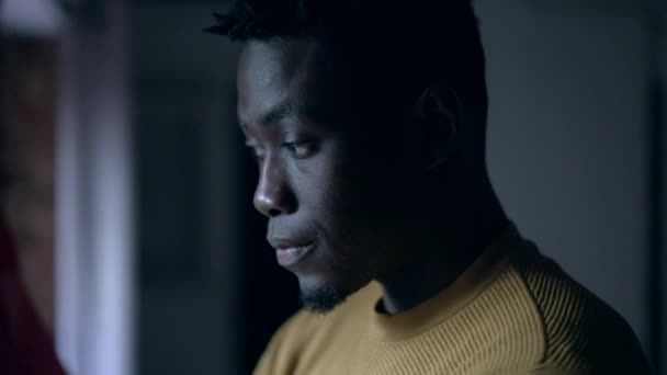 Ανησυχεί Μαύρο Αφρικανός Στέκεται Μέσα Στο Σπίτι — Αρχείο Βίντεο