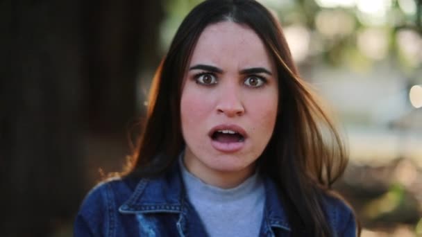 Wütende Junge Frau Reagiert Negativ Auf Nachrichten Urteilsfähige Person — Stockvideo