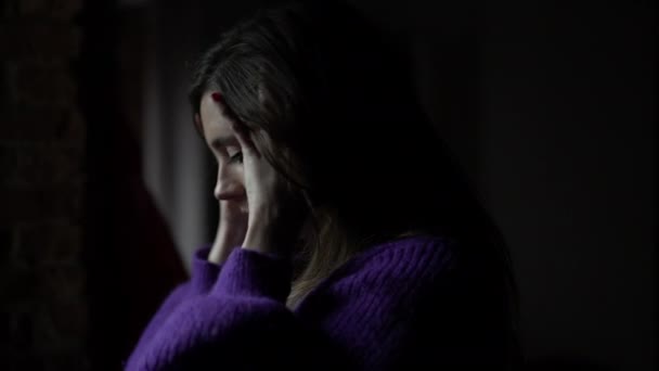 Młoda Kobieta Stojąca Przy Oknie Bólem Głowy Niespokojne Zaniepokojenie Emocjami — Wideo stockowe