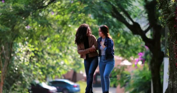 Deux Jeunes Femmes Riant Ensemble Marchant Dans Rue — Video