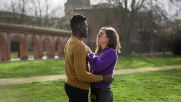 Jong Interraciaal Paar Liefde Genegenheid Staan Buiten Park — Stockvideo