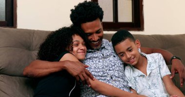 Afrikalı baba ve çocuklar sevgi ve şefkat. Brezilyalı baba oğul ve kızı kucaklıyor