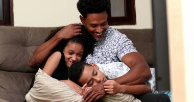 Afrikalı baba, evde samimi bir şekilde oğlunu ve kızını seviyor.
