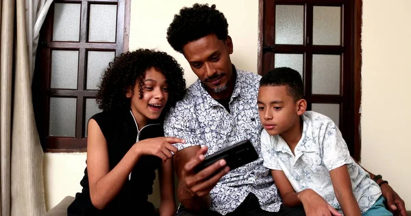 Afrikaanse Vader Controleren Smartphone Apparaat Met Kinderen Thuis — Stockfoto
