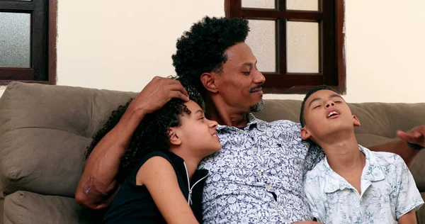 Padre Figli Africani Amore Affetto Brasiliano Papà Abbracciare Figlio Figlia — Foto Stock