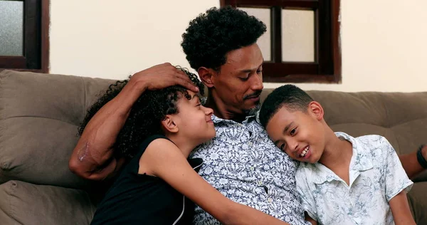 Pai Africano Filhos Amam Afeiçoam Brasileiro Pai Abraçando Filho Filha — Fotografia de Stock