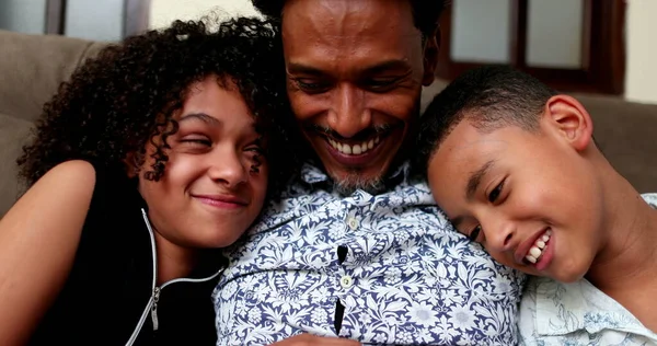 Padre Figli Africani Amore Affetto Brasiliano Papà Abbracciare Figlio Figlia — Foto Stock