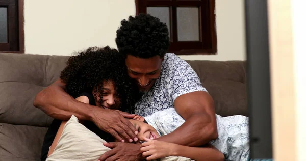 Afrikaanse Vader Geeft Liefde Genegenheid Aan Zoon Dochter Openhartig Thuis — Stockfoto