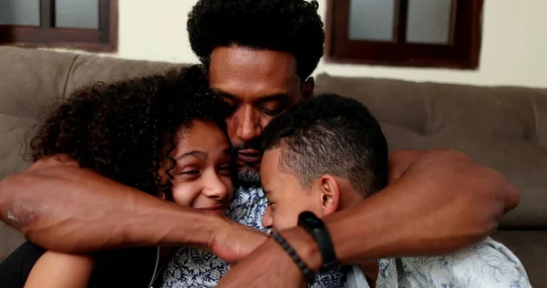 Pai Africano Filhos Amam Afeiçoam Brasileiro Pai Abraçando Filho Filha — Fotografia de Stock