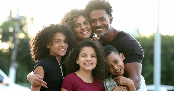 Afrikaanse Familie Gemengde Ras Ouders Kinderen Knuffelen Samen Buiten Het — Stockfoto