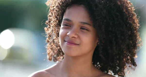 Piękny Nastolatek Dziewczyna Portret Uśmiechnięty Zewnątrz Czarny Afrykański Pochodzenie — Zdjęcie stockowe