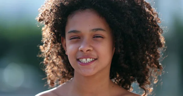 Piękny Nastolatek Dziewczyna Portret Uśmiechnięty Zewnątrz Czarny Afrykański Pochodzenie — Zdjęcie stockowe