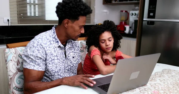 Afrikaanse Vader Bijles Dochter Meisje Voorkant Van Laptop Computer — Stockfoto