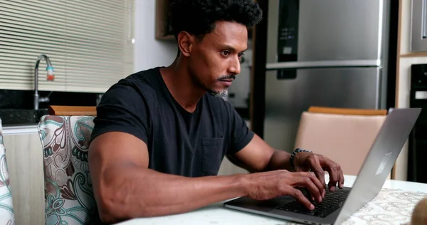 Afrikansk Man Som Arbetar Hemifrån Sitter Vid Köksbordet Med Laptop — Stockfoto