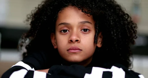 Brasiliansk Liten Flicka Barn Närbild Ansikte Tittar Kameran — Stockfoto