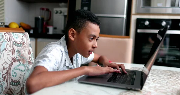 Miúdo Negro Frente Portátil Casa Criança Navegação Internet Computador Online — Fotografia de Stock