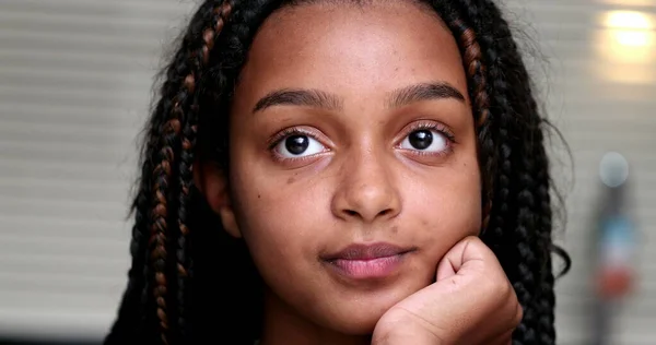 年轻黑人女孩肖像画面对特写 — 图库照片