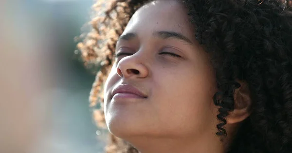 Black Girl Child Closing Eyes Meditation Contemplation — Stock Photo, Image