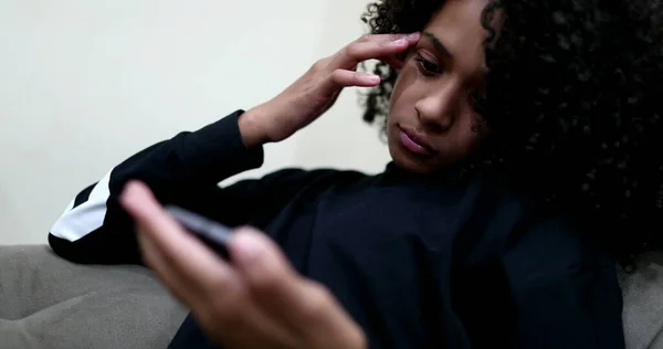 Zwart Tiener Meisje Staren Naar Haar Mobiele Telefoon Apparaat Kijken — Stockfoto