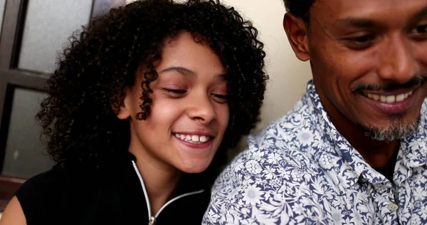 Černošky Otec Děti Užívat Selfie Společně Pomocí Smartphonu — Stock fotografie