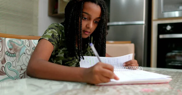 Preto Teen Menina Fazendo Homework Casa Escrevendo Papel Estudar — Fotografia de Stock