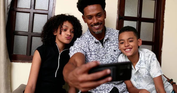 Zwarte Vader Kinderen Nemen Selfie Samen Met Smartphone — Stockfoto