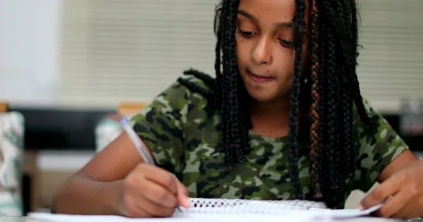 Fekete Tini Lány Csinál Házi Feladatot Otthon Írásban Papír Tanulás — Stock Fotó