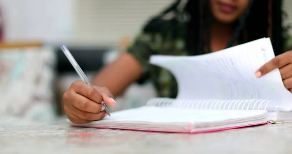 Preto Teen Menina Fazendo Homework Casa Escrevendo Papel Estudar — Fotografia de Stock