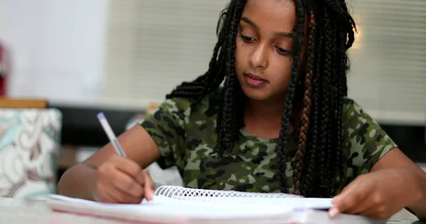 Černošky Teen Dívka Dělá Domácí Úkoly Psaní Papír Studium — Stock fotografie