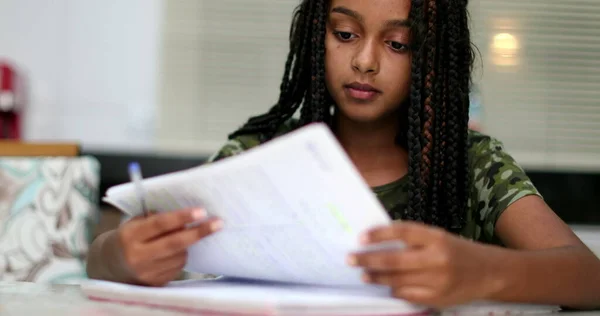 Noir Adolescent Fille Faire Devoirs Maison Écriture Papier Étude — Photo